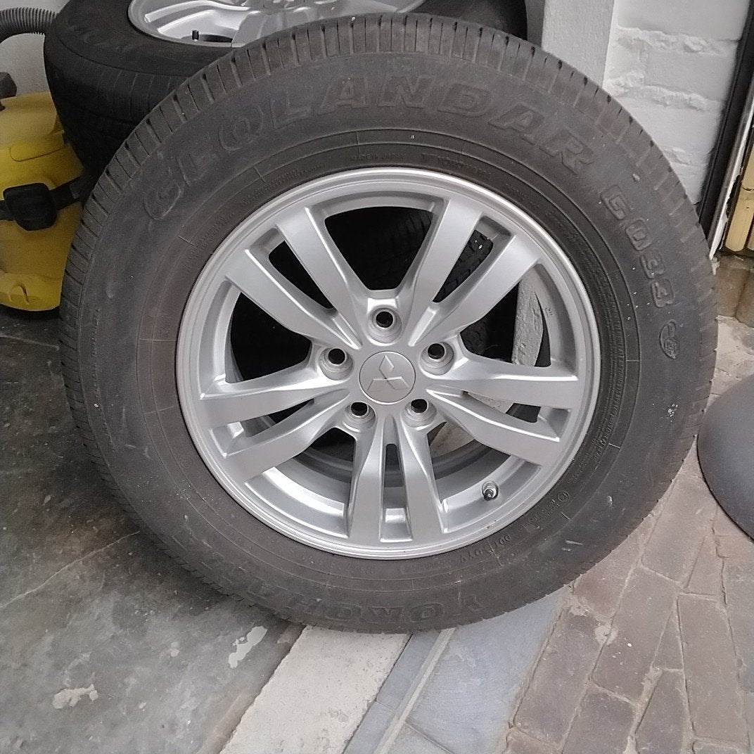 Mitsubishi 16 inch velgen met Yokohama Geolandar banden, Ophalen, 16 inch, Banden en Velgen, Terreinwagen