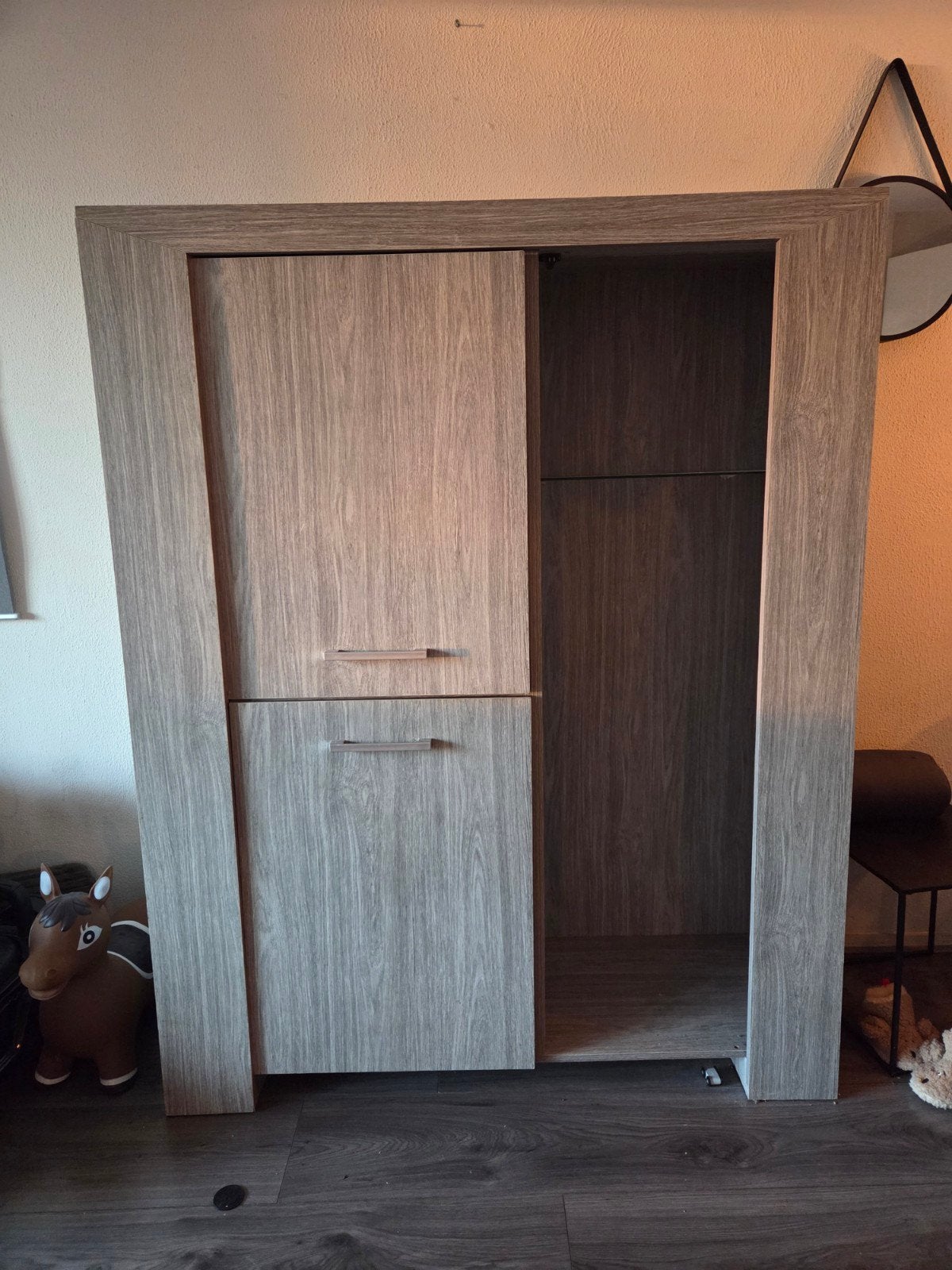 Gratis kast zsm ophalen!!!, Huis en Inrichting, Ophalen, 100 tot 150 cm, Overige houtsoorten, Modern