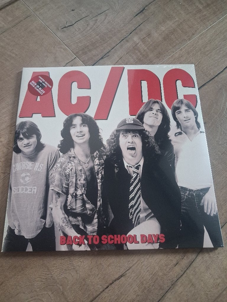 AC/DC - Back To School Days - (2x LP) (Red Vinyl), Ophalen of Verzenden, Hardrock, 12 inch, Nieuw in verpakking