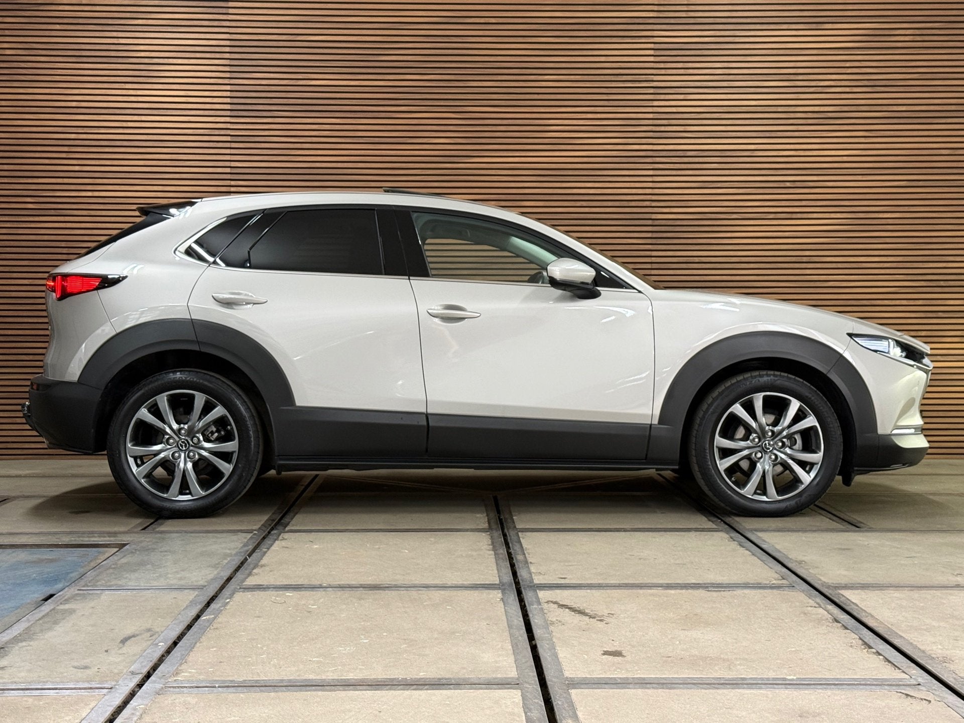 Mazda CX-30 2.0 e-SkyActiv-X M Hybrid Luxury | Pano | Leder, Gebruikt, Bruin, SUV of Terreinwagen, 1430 kg