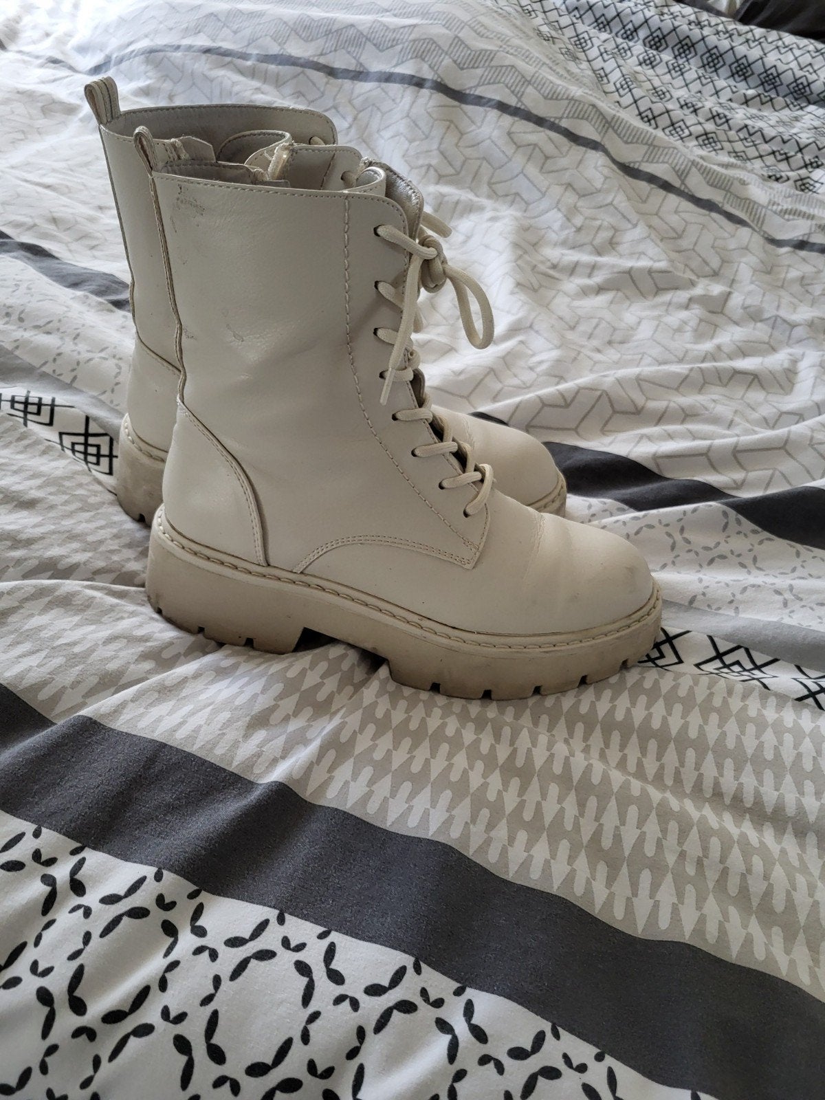 Witte veterlaarzen met dikke zool - Maat 38, Beige, Lage of Enkellaarzen, Ophalen of Verzenden, Zo goed als nieuw
