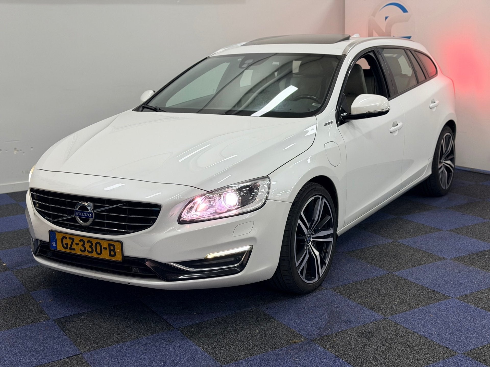 Volvo V60 2.4 D5 Twin Engine Special Edition / SCHUIFKANTELD, Auto's, Volvo, Automaat, Dealer onderhouden, Vierwielaandrijving