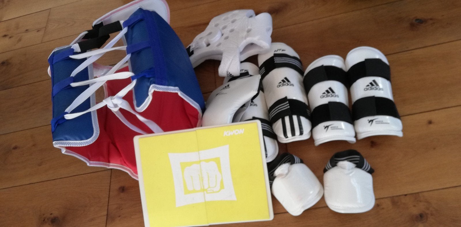 Complete Adidas set taekwondo /karate MT 170 met pak en kado, Taekwondo, Vechtsportmateriaal, Zo goed als nieuw, Maat M