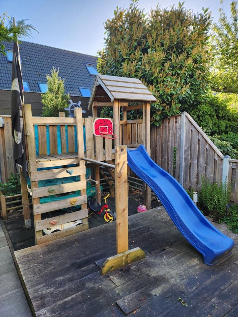 Houten speeltoestel met glijbaan en klimwand, Ophalen, Gebruikt, Klimwand