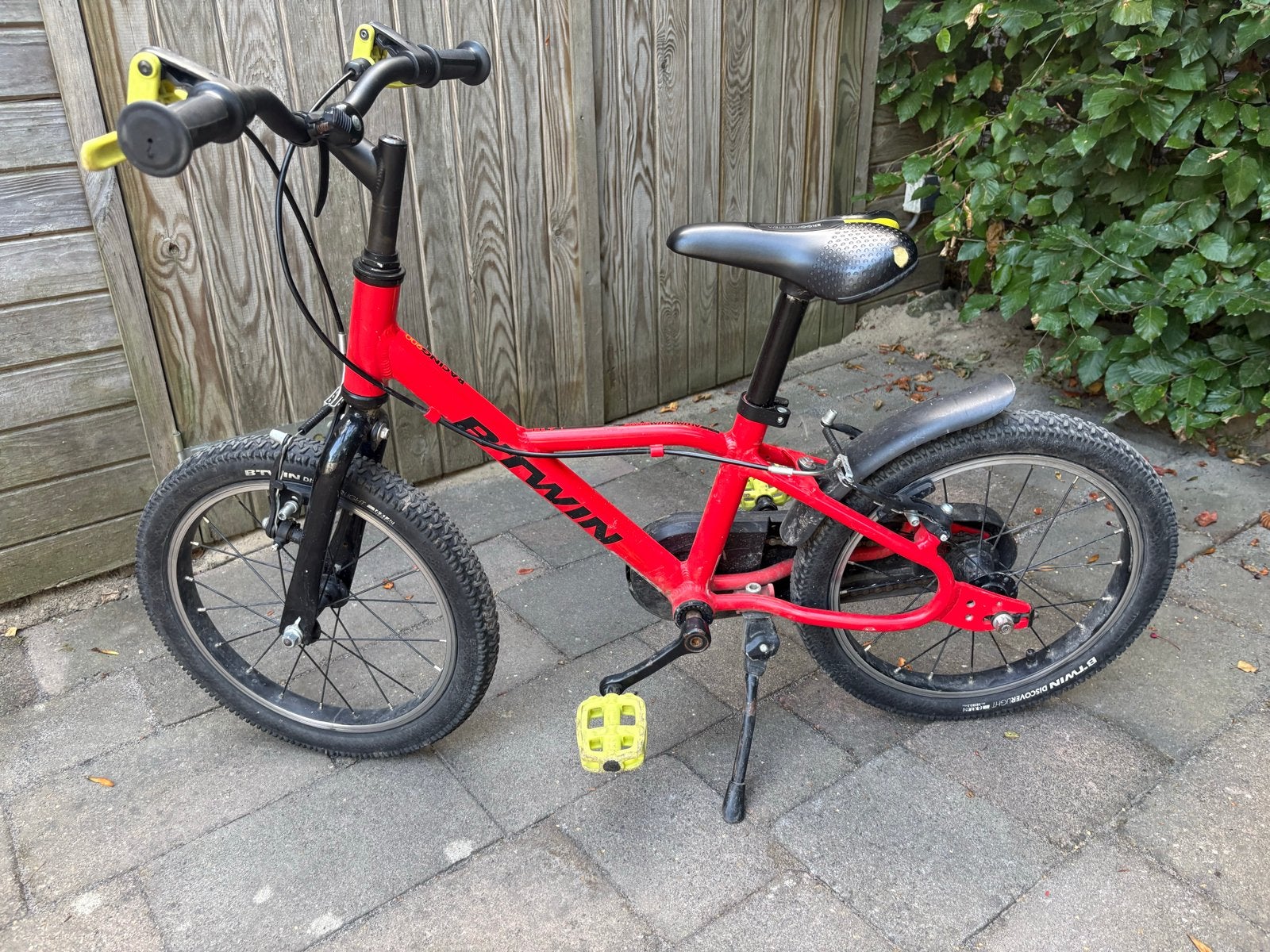 B'Twin Kinderfiets 16 inch - Rood met Gele Details, Ophalen, Gebruikt, Velgrem, 16 tot 20 inch