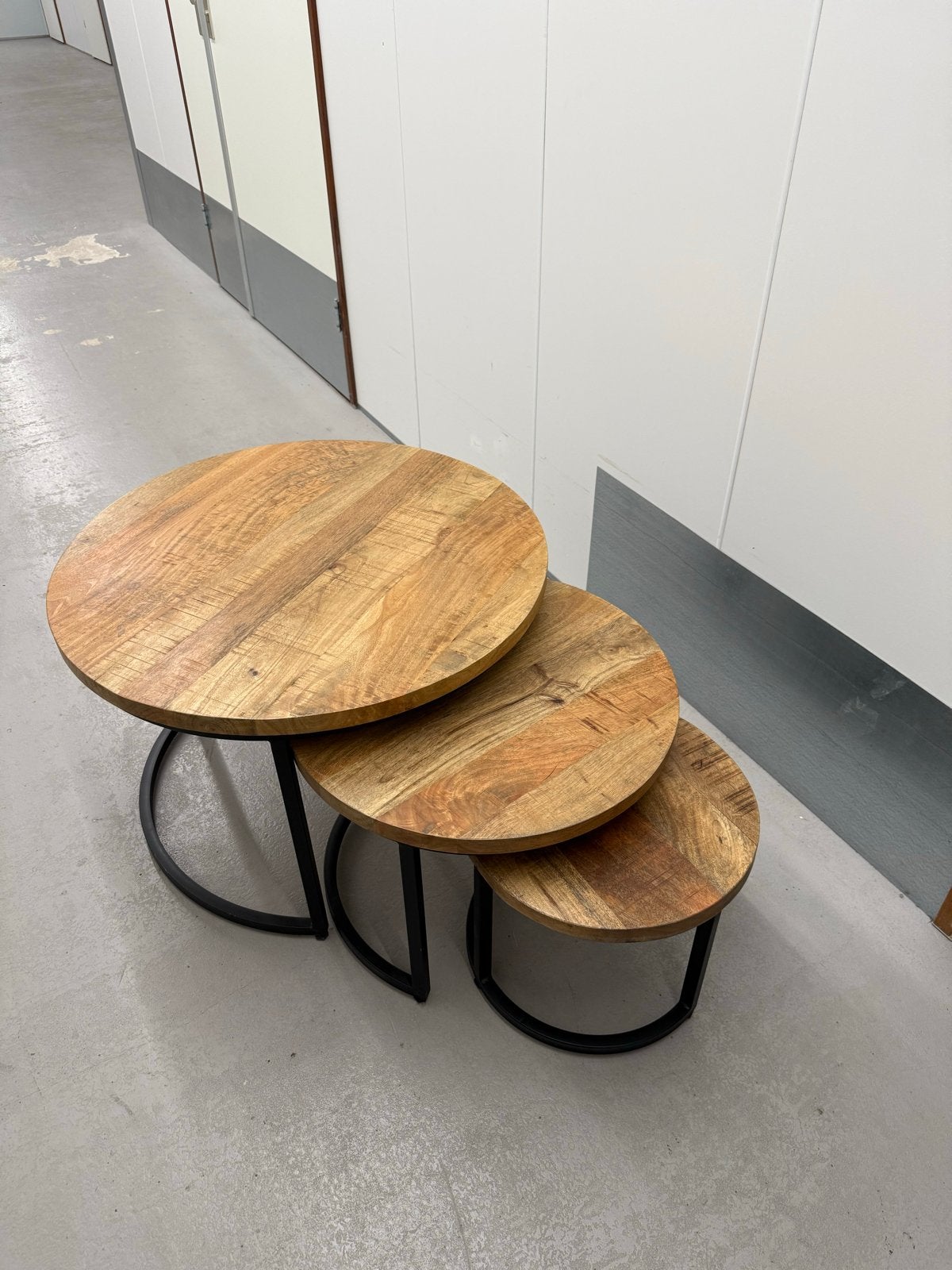Set van 3 ronde bijzettafels - Mangohout, Rond, 55 tot 75 cm, Zo goed als nieuw, Hout