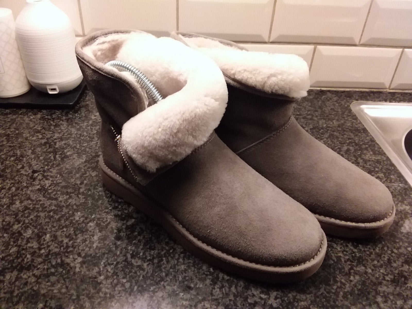 Ugg. Beige enkellaarsjes. Maat 37. Nieuw, Ophalen, Nieuw, Beige