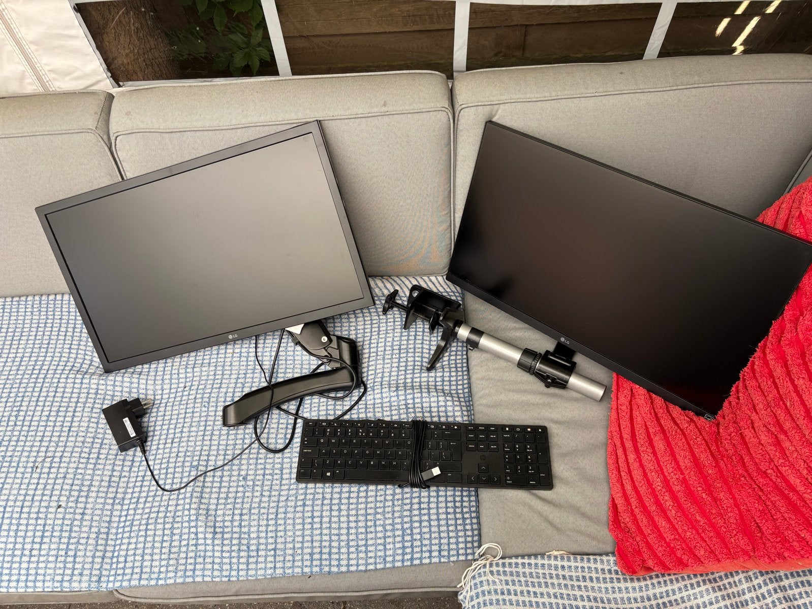 2x LG 24GL600F-B Gaming Monitor met Monitorarm, Computers en Software, Monitoren, Gaming, HDMI, Kantelbaar, 101 t/m 150 Hz