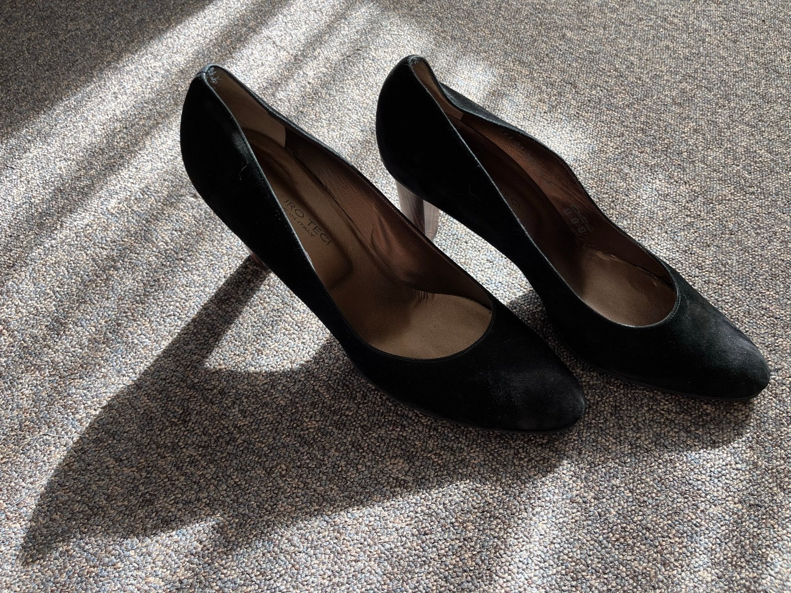 Zwarte suède pumps met houten hakken - Maat 43, Pumps, Verzenden, Zwart, Gedragen