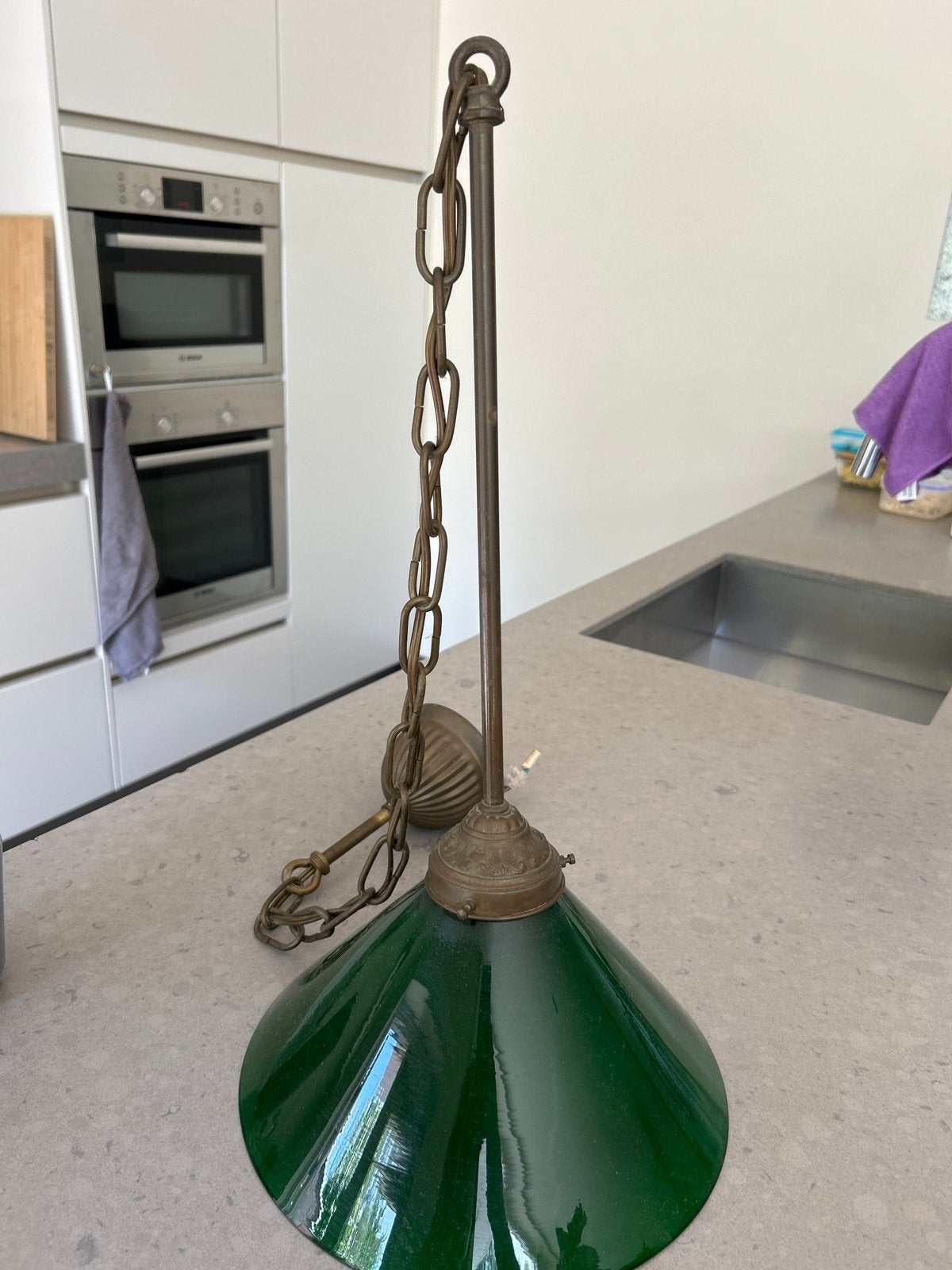 Vintage hanglamp met bronzen armatuur en groene opaline kap, Antiek en Kunst, Ophalen