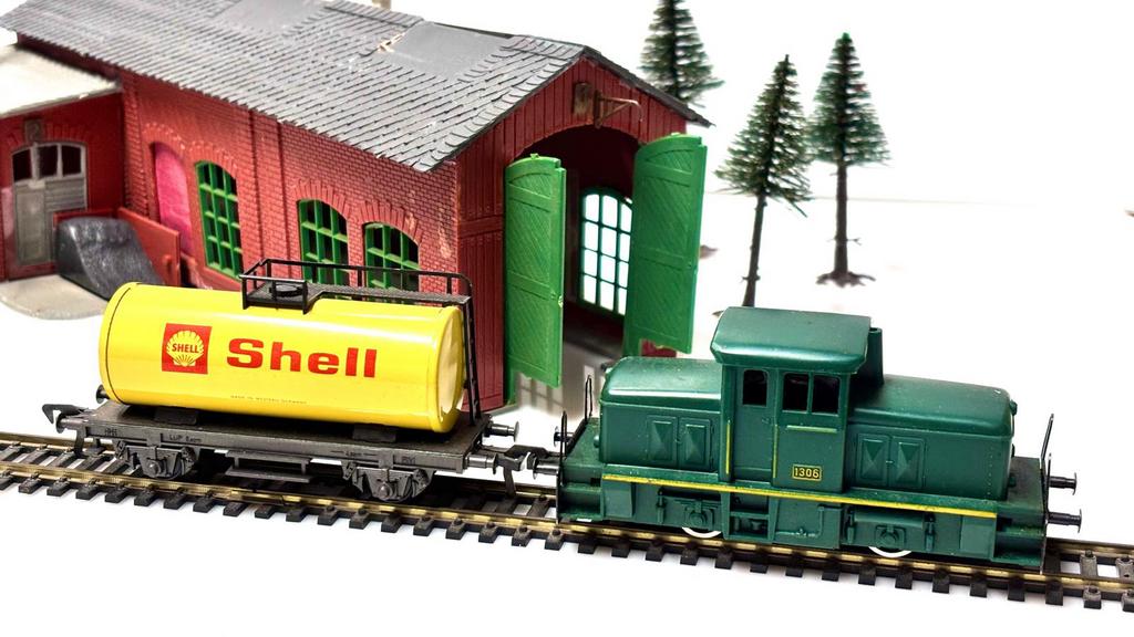 Fleischmann diesel loc 1306 + Shell Ketelwagon., Fleischmann, Ophalen of Verzenden, Zo goed als nieuw, Gelijkstroom