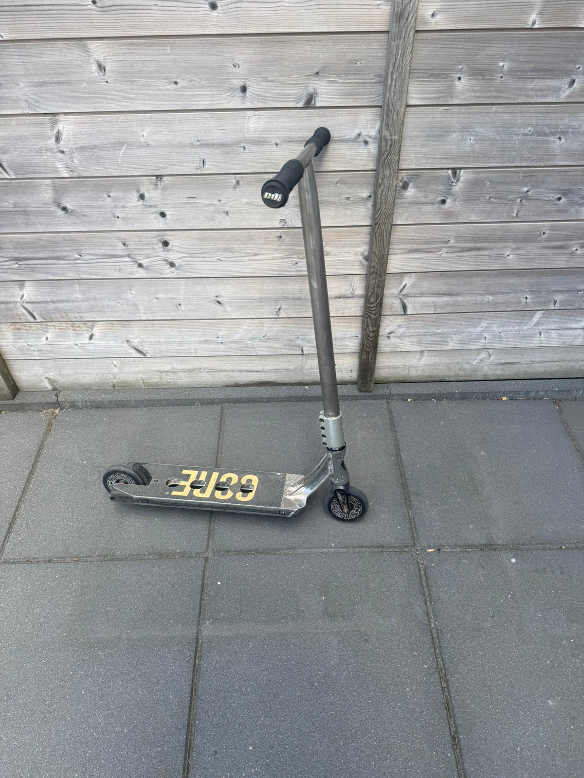 Nette stuntstep met titanium bar, Fietsen en Brommers, Steps, Ophalen, Zo goed als nieuw, Gewone step