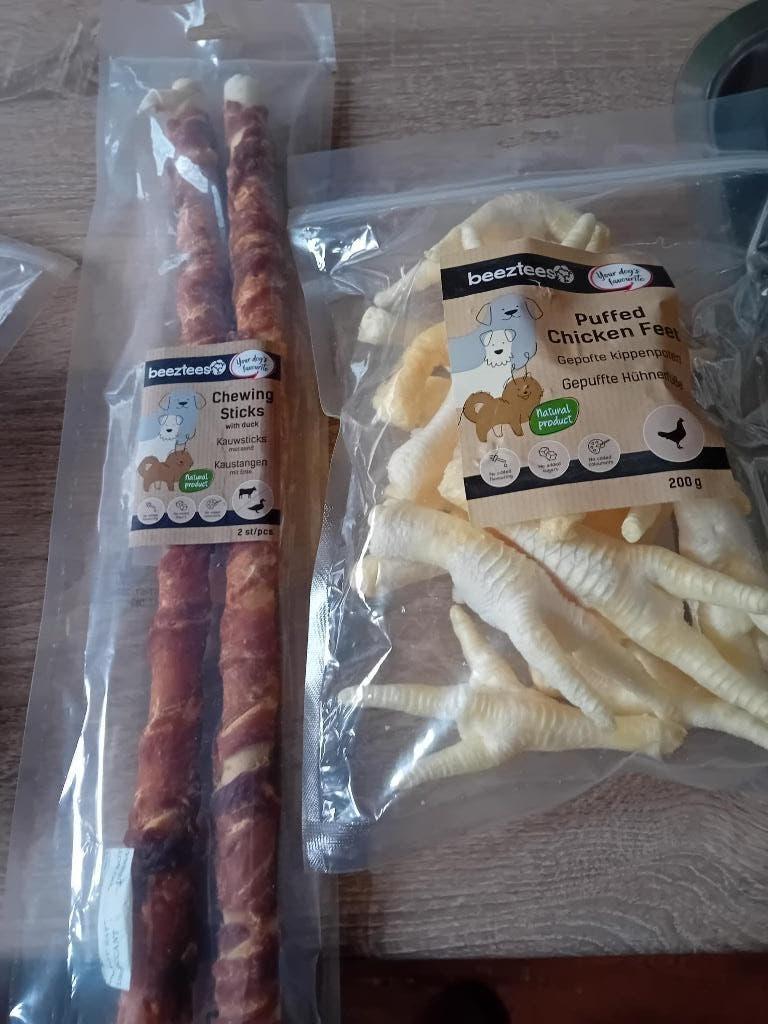 Nieuwe zak kippepoten en nieuwe zak kluiven van Beeztees, Ophalen, Hond