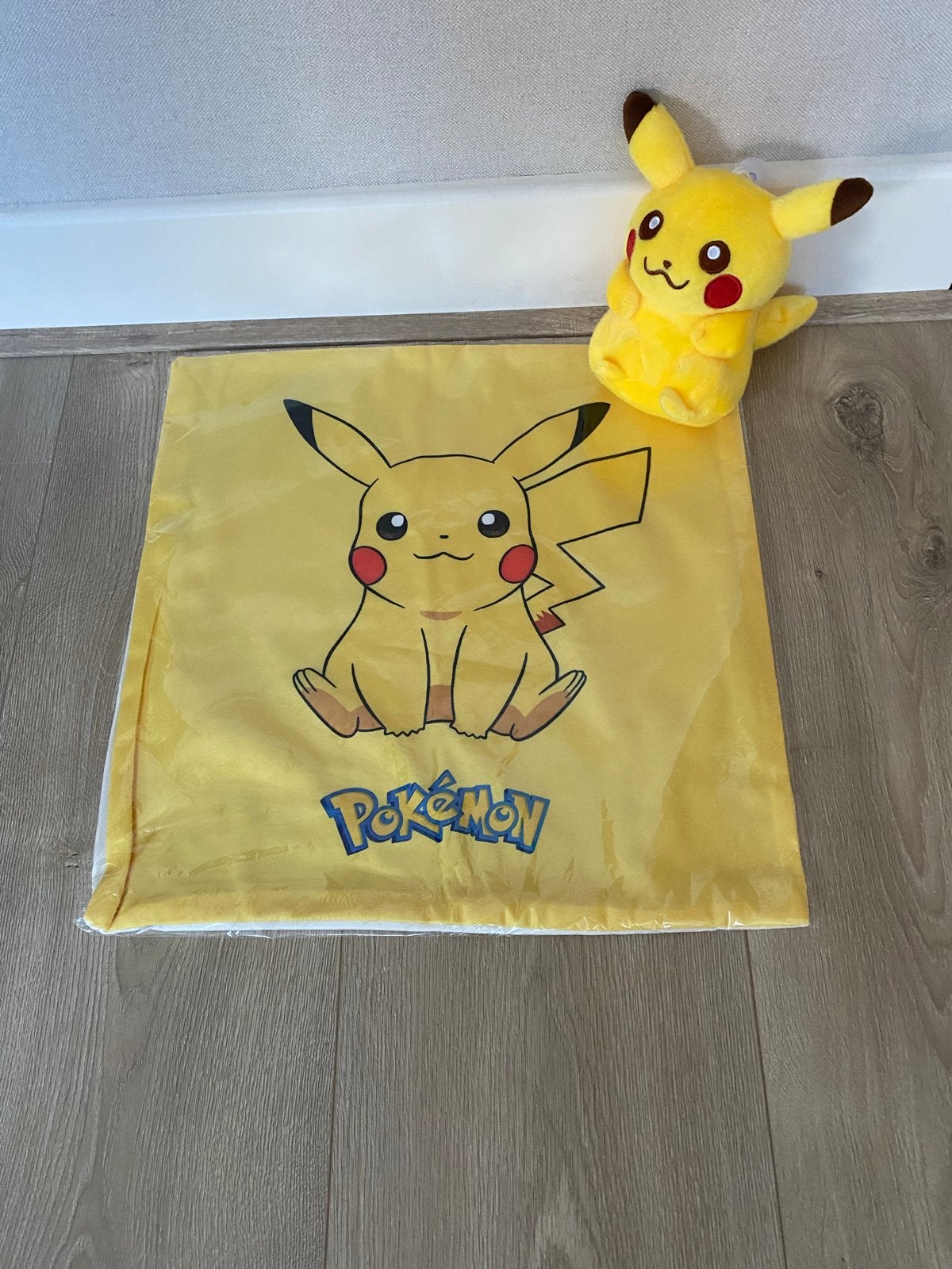 Nieuw Pokémon Pikachu Kussensloop & Knuffel Set - Nieuw, Geel, Overige typen, Nieuw, Ophalen of Verzenden
