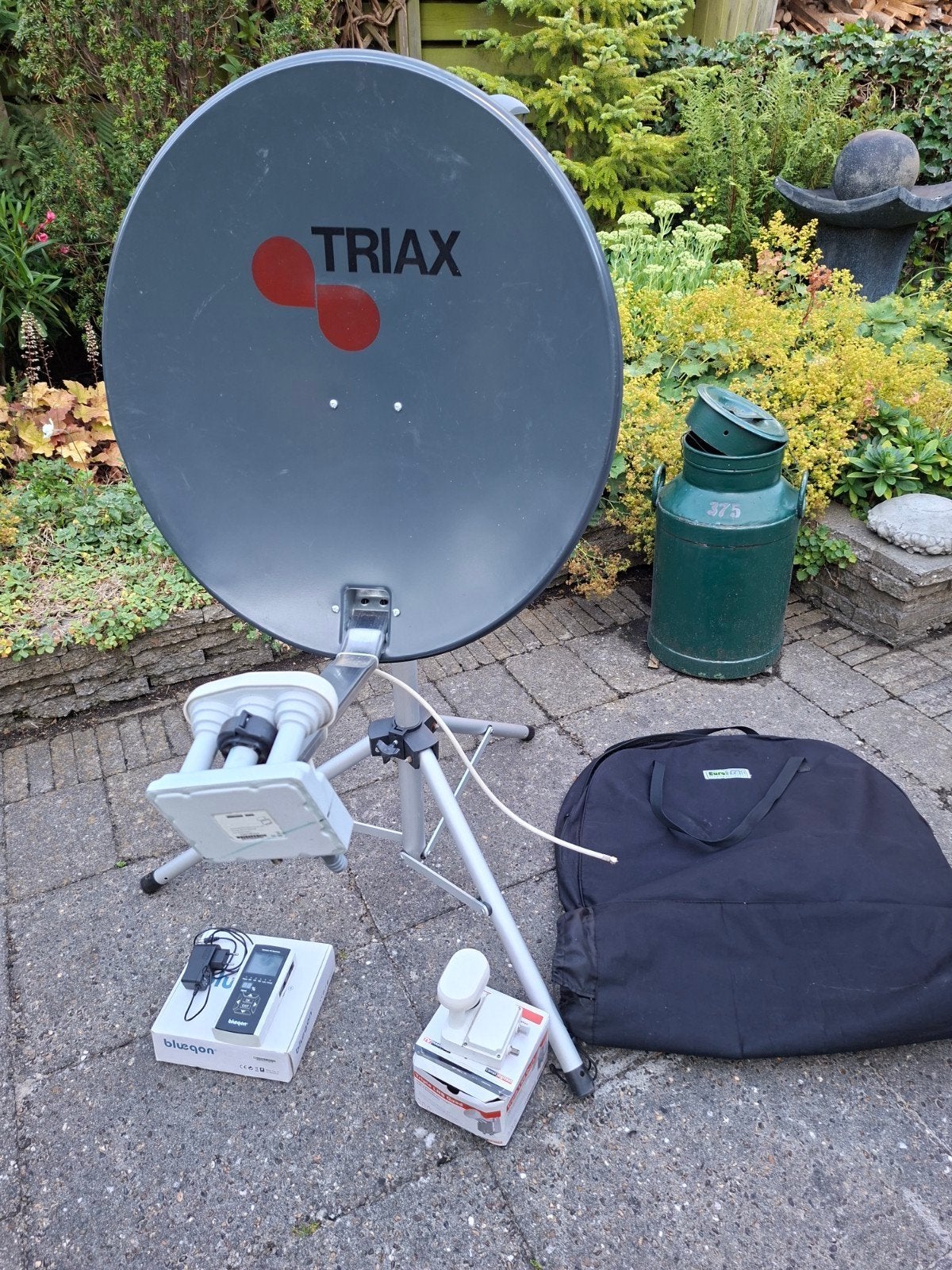 Twee triax sateliet schotels met div. accessoires, Audio, Tv en Foto, Schotelantennes, Ophalen, Gebruikt, (Schotel)antenne-accessoires