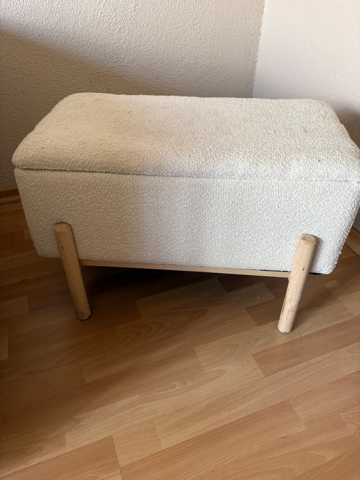 Mooi crèmewit bouclé opbergbankje / hocker, Huis en Inrichting, Ophalen, Minder dan 50 cm, Zo goed als nieuw, Stof