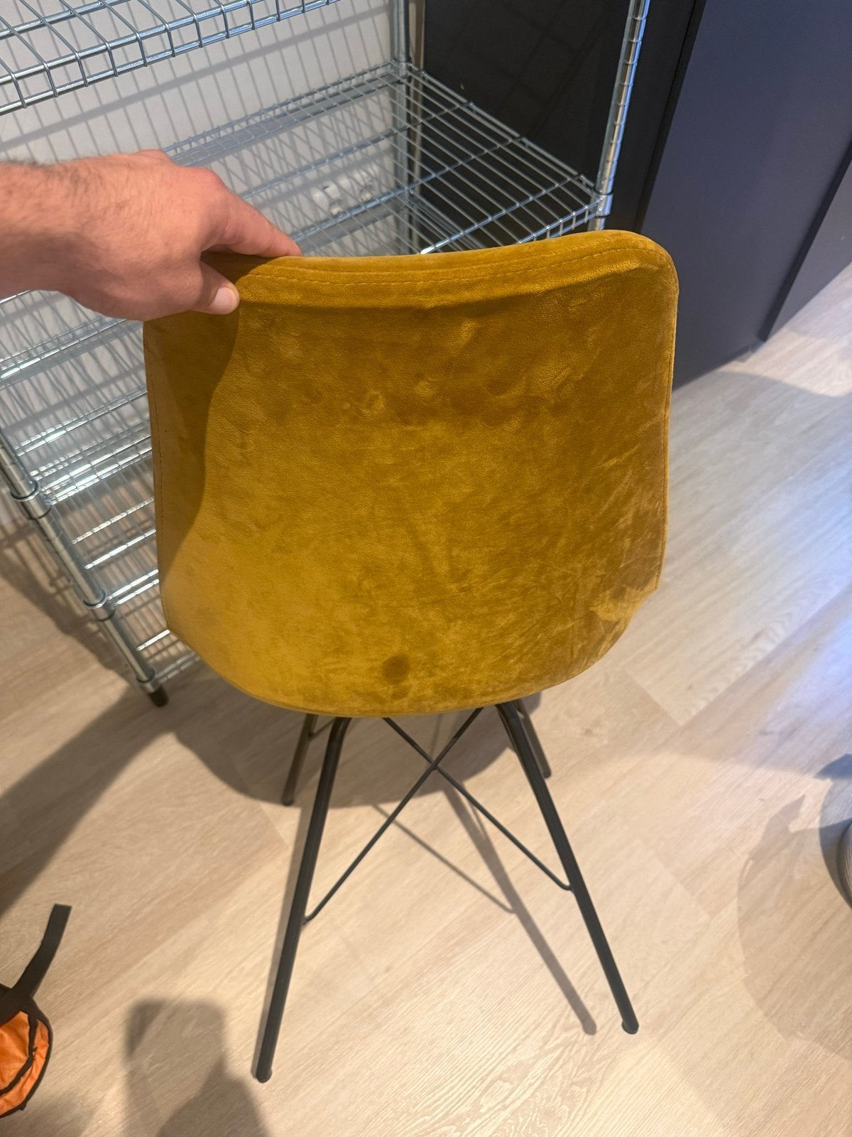 Gele fluwelen stoel - Modern design, Huis en Inrichting, Ophalen, Gebruikt, Overige kleuren, Eén
