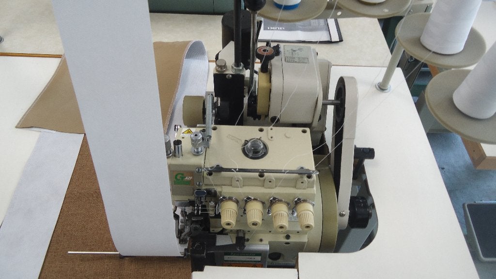 Industrie lockmachine Yamato met Puller (Gordijnband ), Hobby en Vrije tijd, Overige merken, Gebruikt, Ophalen of Verzenden, Naaimachine