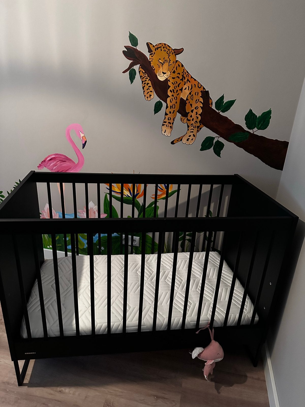 Zgan kinderkamer twv €1777: ledikant+commode+matras Kidsmill, Ophalen, Zo goed als nieuw, Ledikant