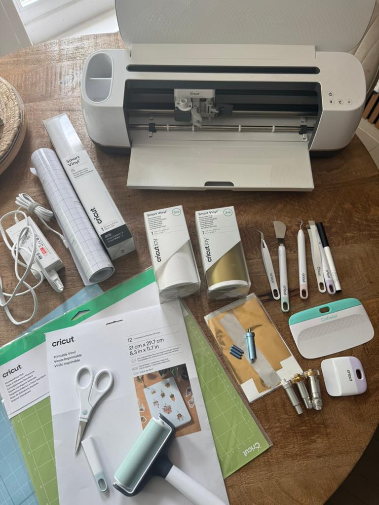 Cricut Maker Champagne + uitgebreid accessoirepakket, Gebruikt, Overige thema's, Meerkleurig, Ophalen of Verzenden