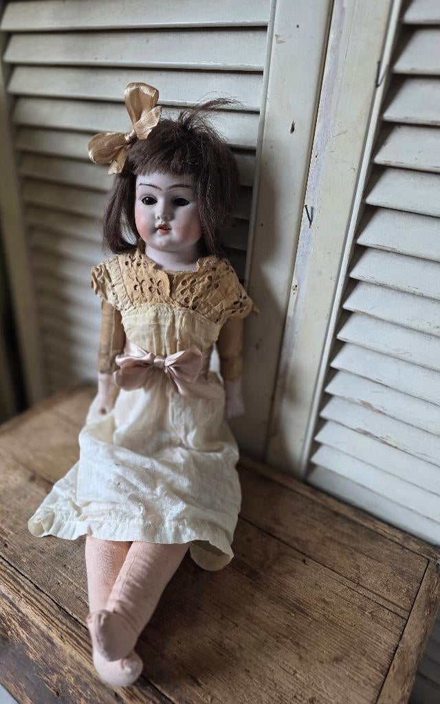 **koopje**Antieke kleine pop, shabby aangedaan sleets meisje, Ophalen, Gebruikt, Pop