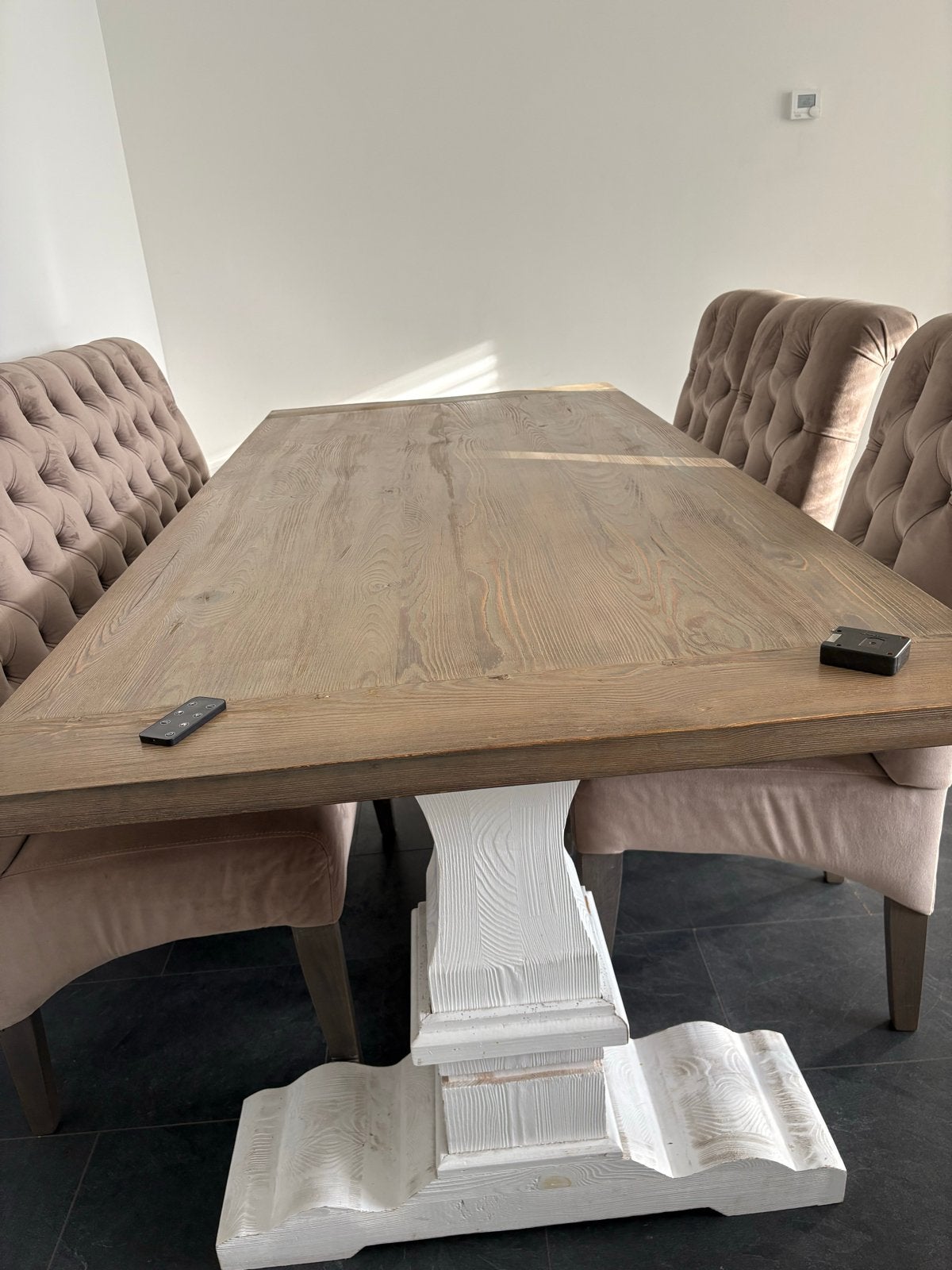 Grote landelijke eettafel 220 cm met taupe eetkamerstoelen