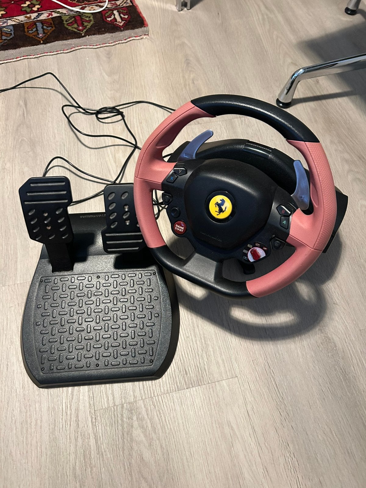 Thrustmaster Ferrari 458 Spider Racestuur Pedalen XBOX, Ophalen of Verzenden, Zo goed als nieuw, Stuurtje of Sportattribuut, Xbox Original