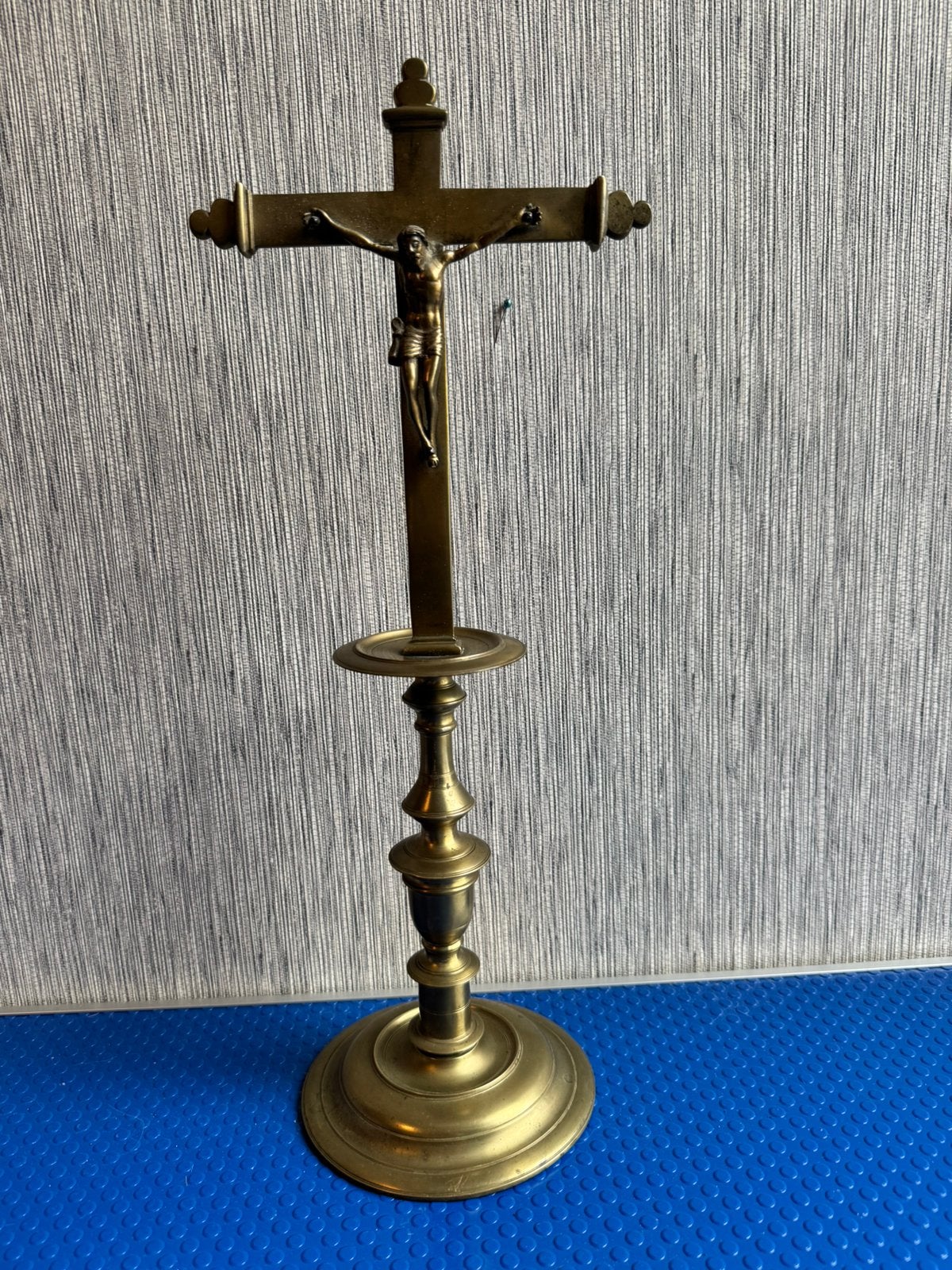 Antiek Messing Altaarkruis / Crucifix op Baluster Voet., Ophalen of Verzenden