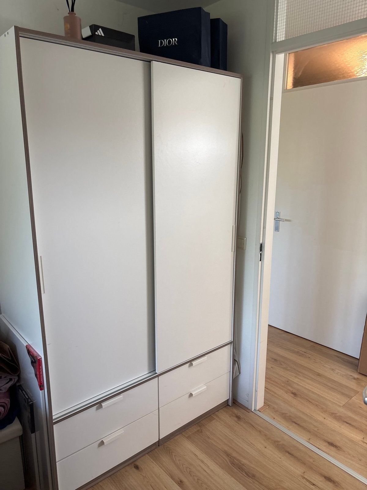 Witte kledingkast met schuifdeuren en lades, Ophalen, Gebruikt, 100 tot 150 cm, Met lade(s)