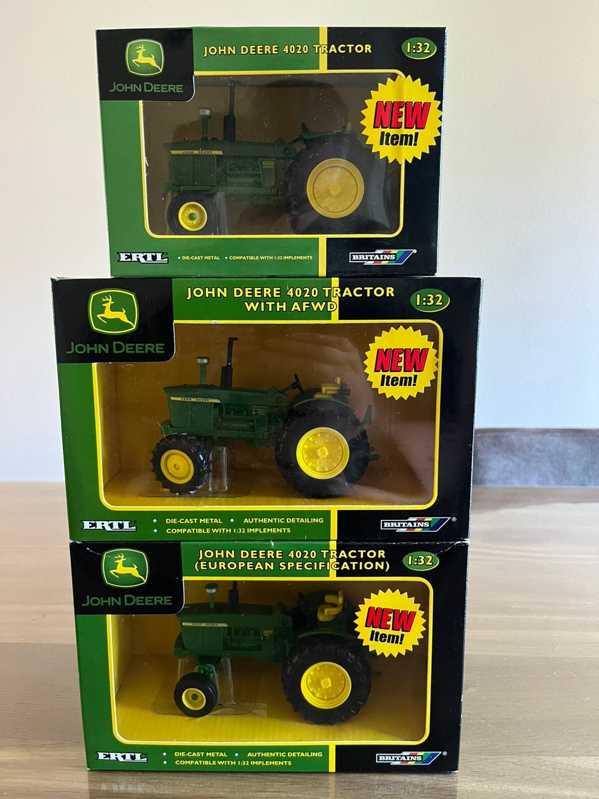 Drie John Deere 4020 tractors Britains Nieuw, Ophalen of Verzenden, Nieuw, Tractor of Landbouw, Britains