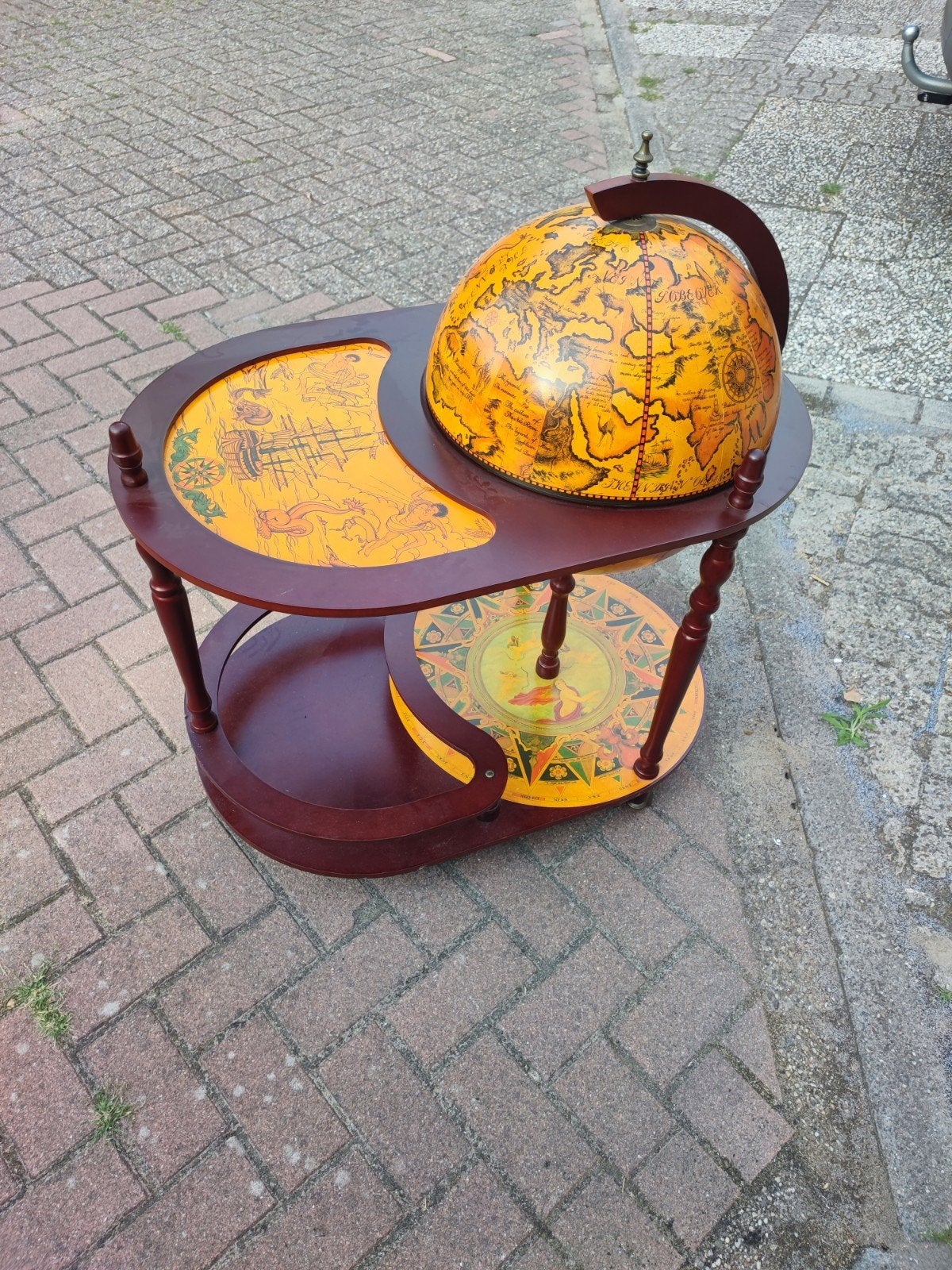Antieke wereldbol bar met maritieme decoraties, Ophalen
