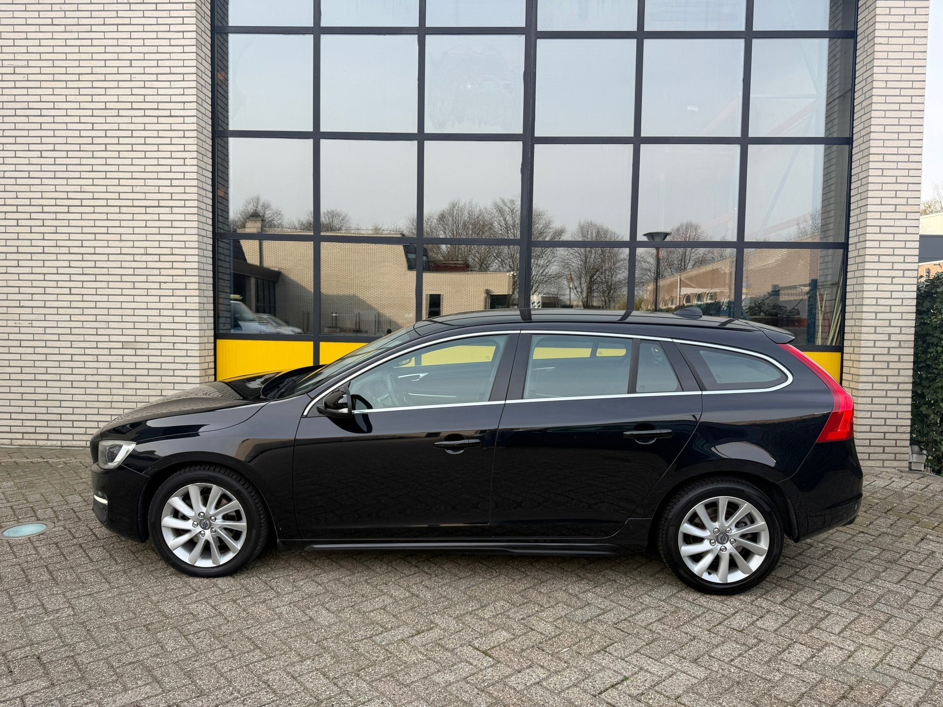 Volvo V60 2.0 D4 Momentum, Auto's, 4 cilinders, Diesel, 168 €/maand, 750 kg