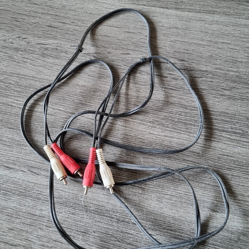 Audio Kabel rood/wit 2 meter, Ophalen of Verzenden, Zo goed als nieuw, Minder dan 2 meter, Luidsprekerkabel