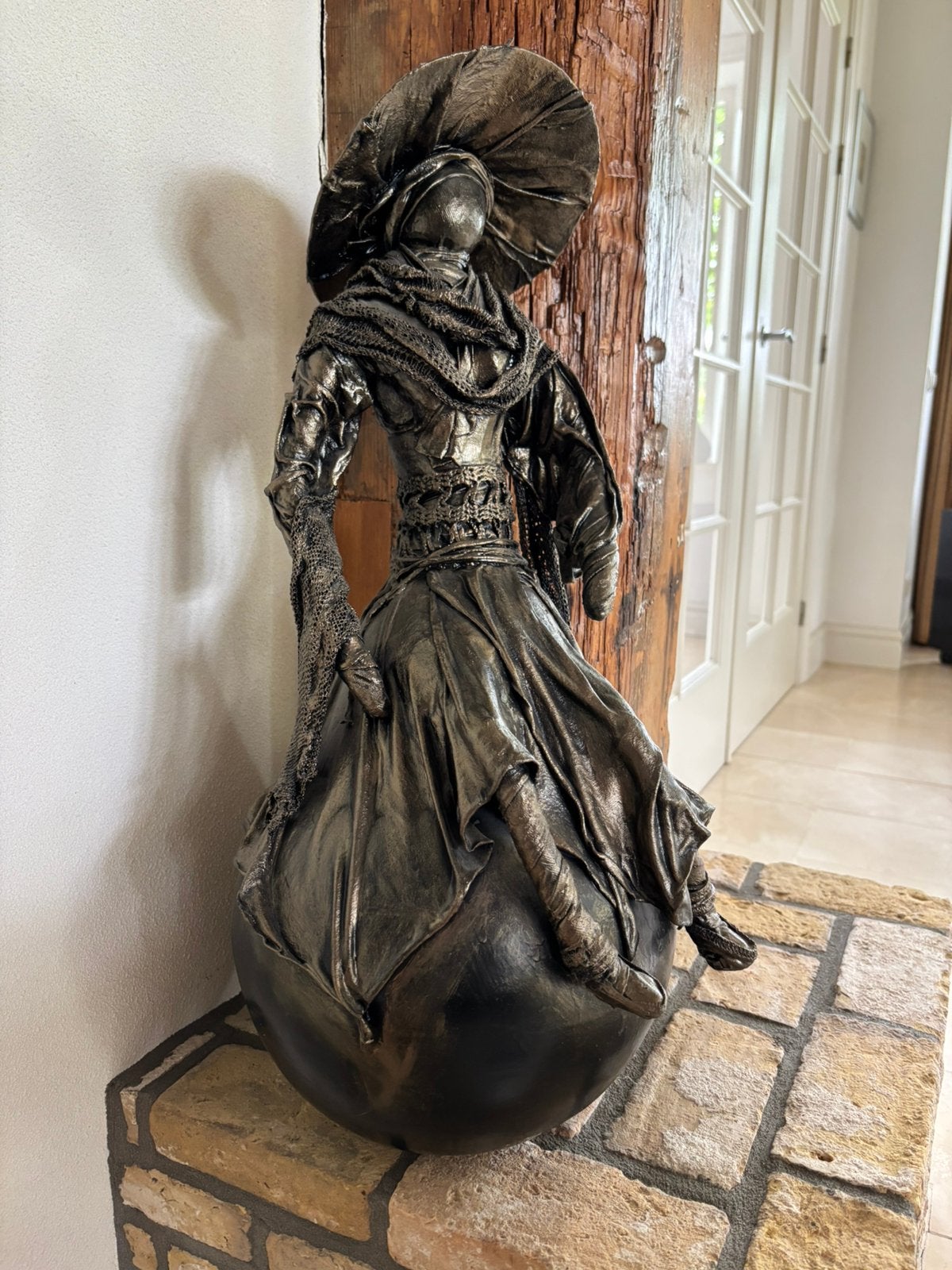 Unieke sculptuur van zittende vrouw met hoed 70 cm hoog, Antiek en Kunst, Ophalen, 50 - 100 cm, Handgemaakt, Overige materialen