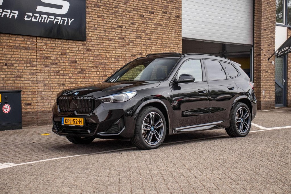BMW iX1 xDrive30 67 kWh, Pano, Leder, Carplay, Ambient, H&K, Auto's, BMW, Automaat, 12 maanden, Zwart, Zwart