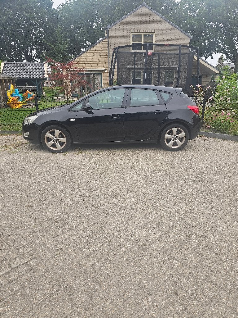 Opel Astra 1.4 Turbo, 88KW,  bj2010, APK juni 2027 € 1950, Auto's, Voorwielaandrijving, 680 kg, 4 cilinders, Zwart