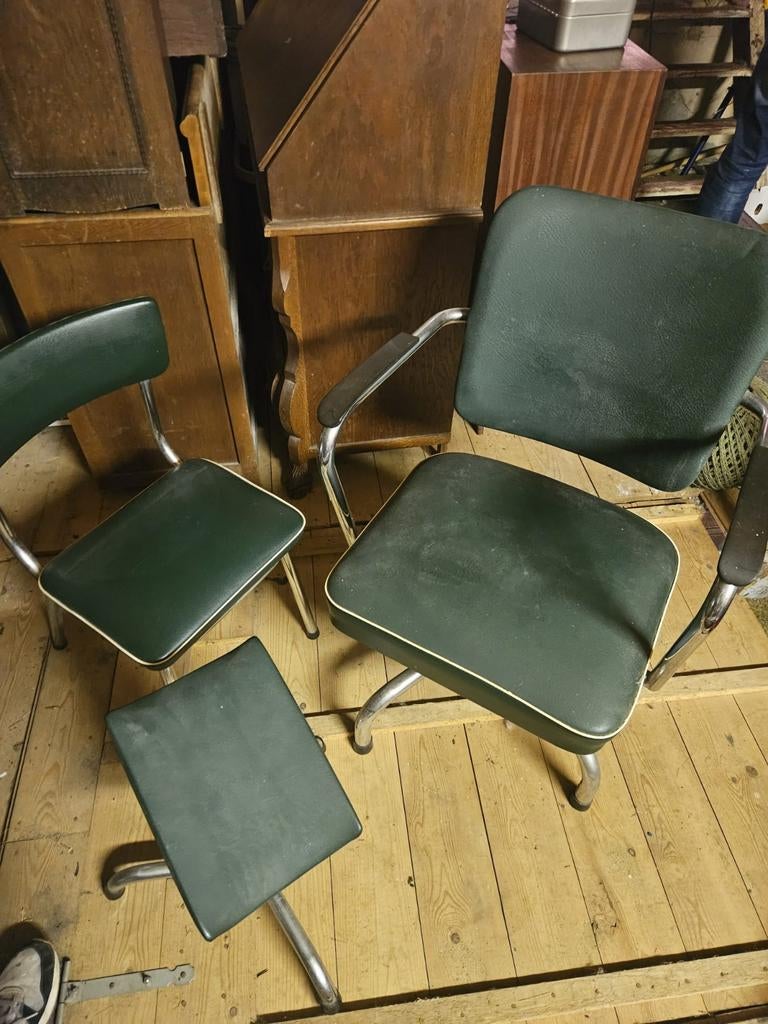Retro setje stoelen uit pedicure praktijk, Ophalen