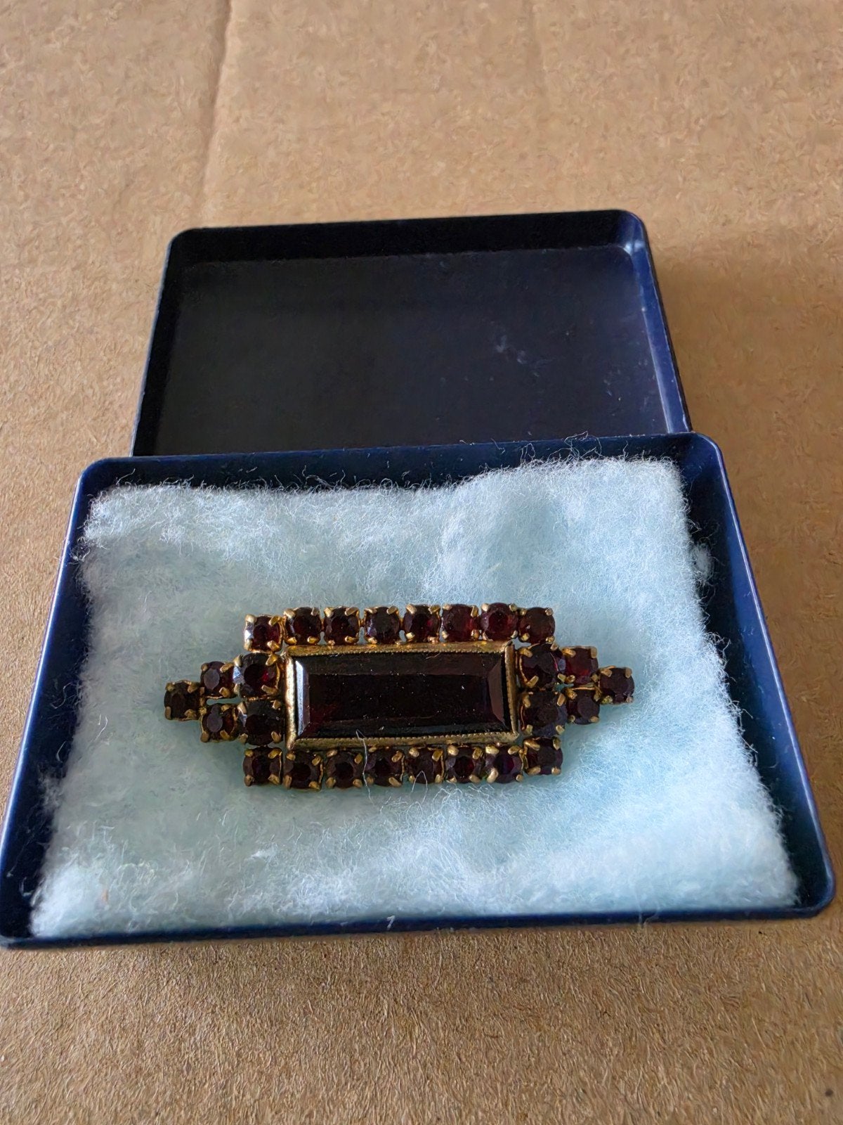 Vintage Broche met Rode Kristallen en Goudkleurige Zetting, Met kristal, Overige materialen, 4 tot 7 cm, Gebruikt