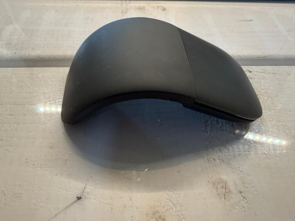 Microsoft Arc Mouse - Zwart, Draadloos, Ergonomisch, Muis, Ergonomisch, Ophalen of Verzenden, Zo goed als nieuw