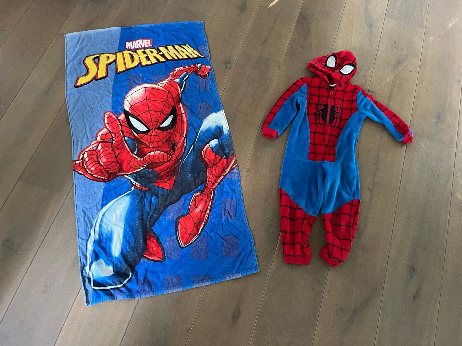Spiderman Onesie en Strandlaken Set, Kinderen en Baby's, Ophalen of Verzenden, Zo goed als nieuw, Jongen, Setje