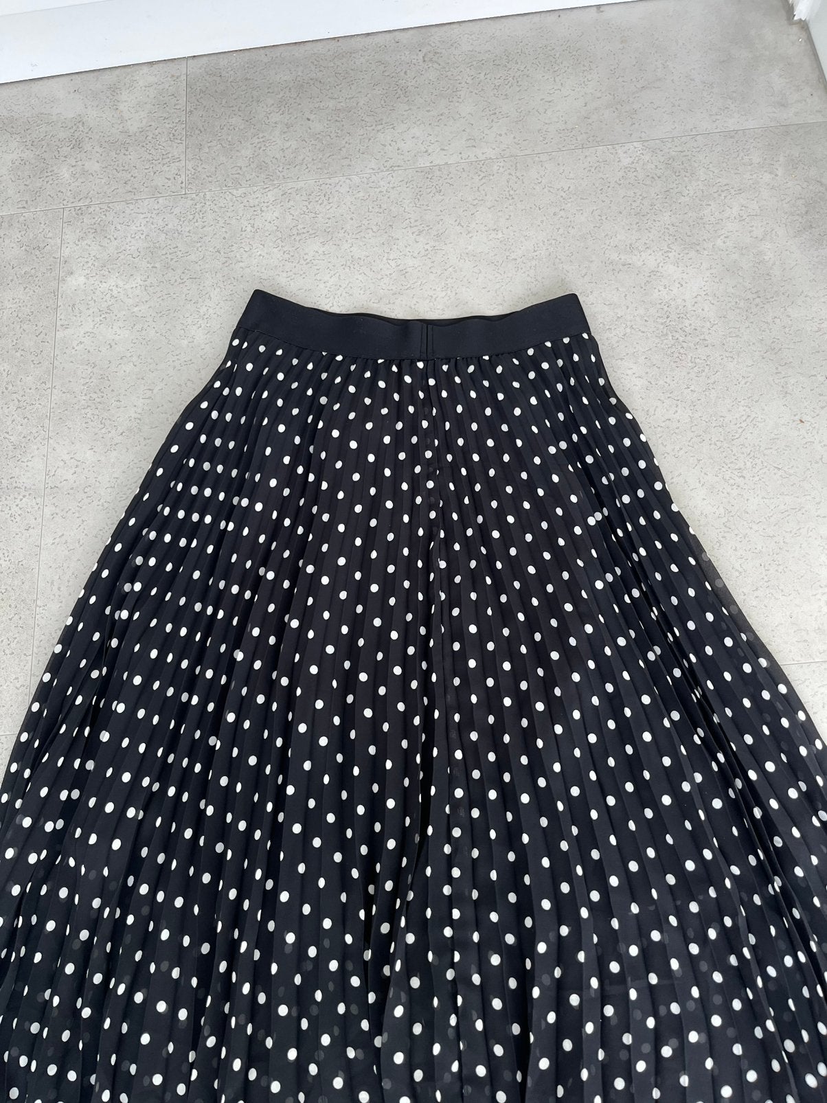 Zwarte lange plisse rok met witte stippen van Morgan maat 40, Kleding | Dames, Maat 38/40 (M), Zwart, Nieuw, Onder de knie