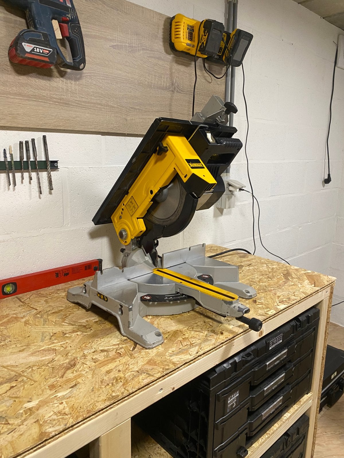 DeWalt DW711 afkortzaag / verstekzaag, Ophalen, 70 mm of meer, Zo goed als nieuw, Afkortzaag