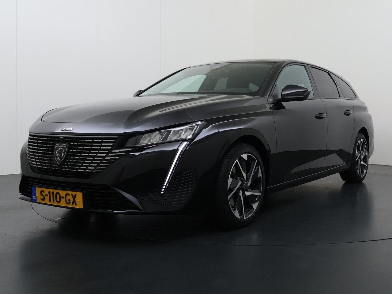 Peugeot 308 SW Allure Pack Business 130pk | Navigatie | AGR, Voorwielaandrijving, 680 kg, 1199 cc, Zwart