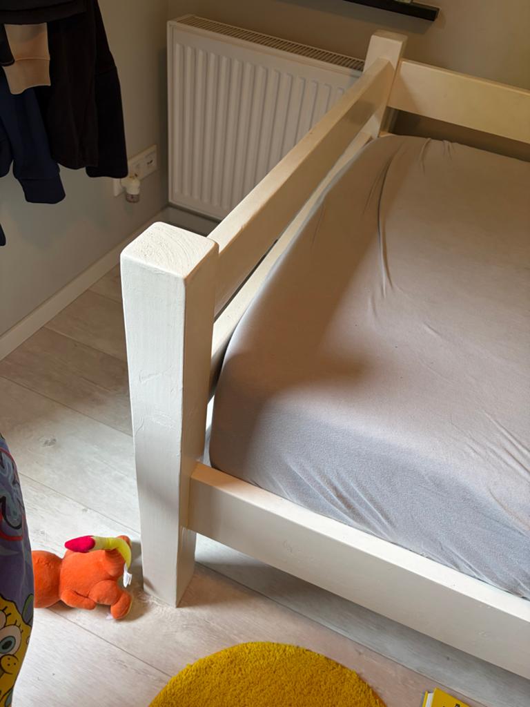 Stevig wit eenpersoonsbed met lattenbodem, Ophalen, Gebruikt, 90 cm, Eenpersoons