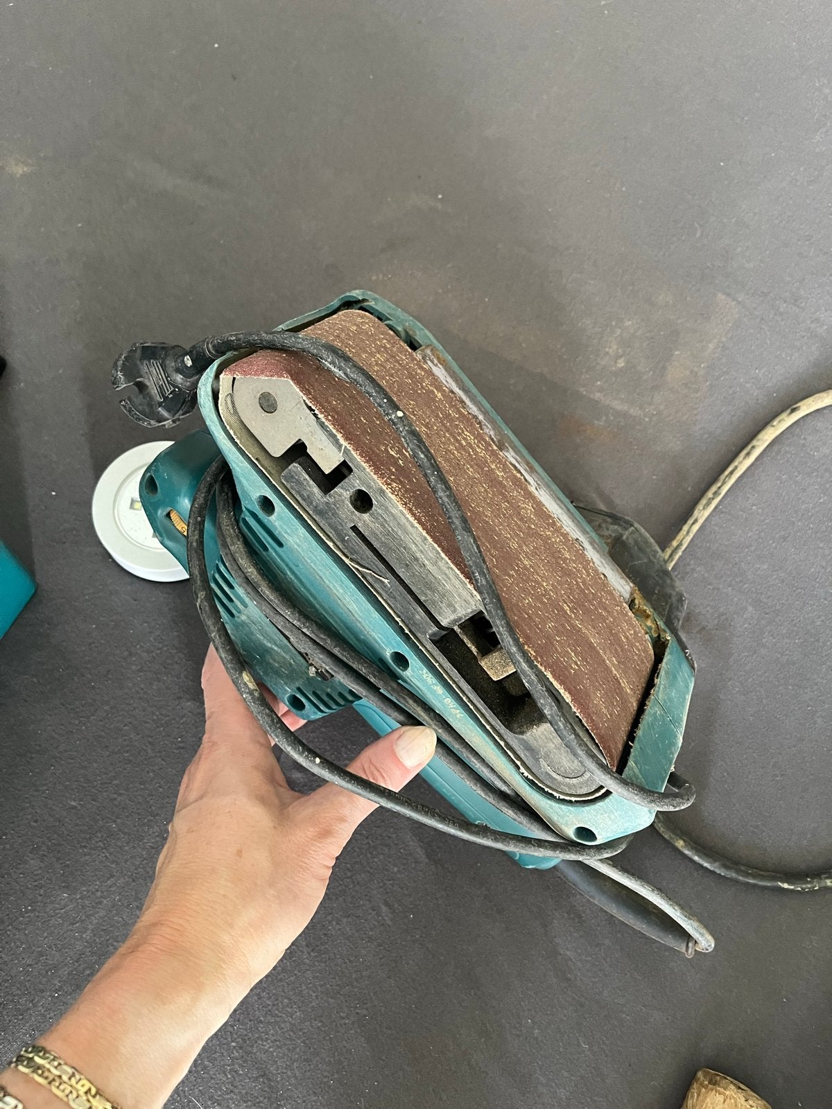 Makita bandschuurmachine in koffer, Ophalen, Gebruikt, 600 tot 1200 watt, Bandschuurmachine