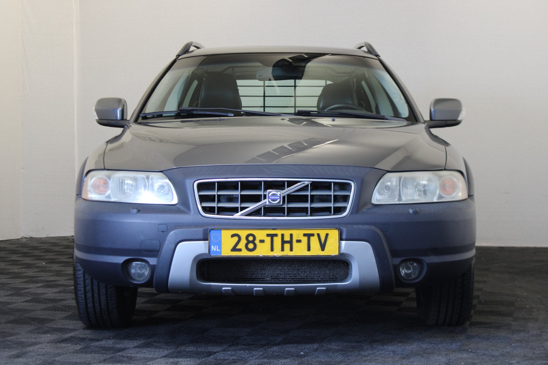 Volvo XC70 2.4 D5 Momentum (bj 2006, automaat), Auto's, Volvo, Automaat, 1694 kg, Zwart, 197 €/maand