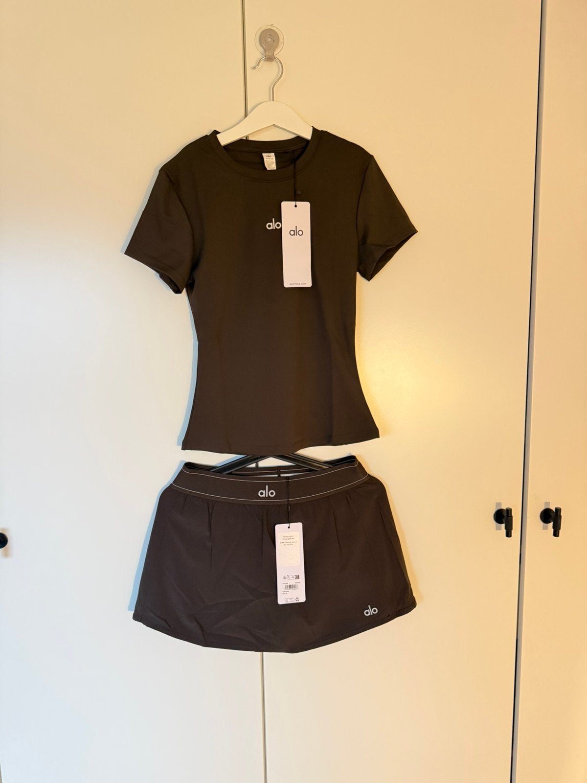 ALO Yoga Set Espresso/Brown Shirt & Tennisrokje, Maat 38/40 (M), Bruin, Nieuw, Ophalen of Verzenden