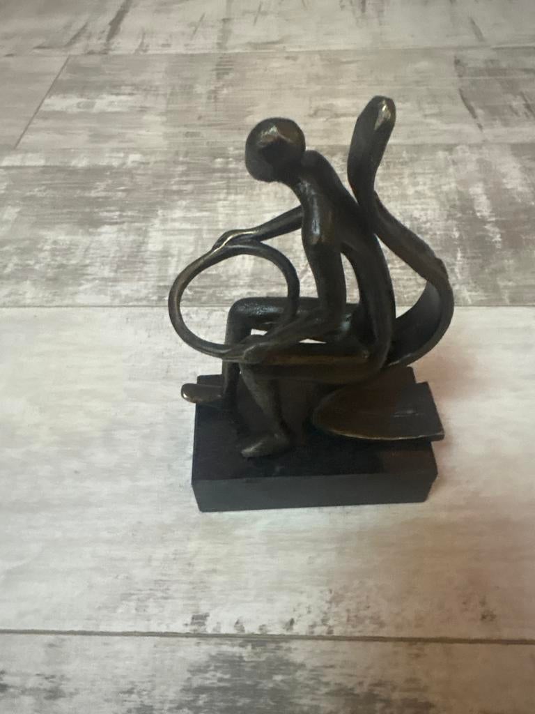 Bronzen beeldje van muzikant met cello, Verzamelen, Beelden en Beeldjes, Ophalen of Verzenden, Zo goed als nieuw, Mens