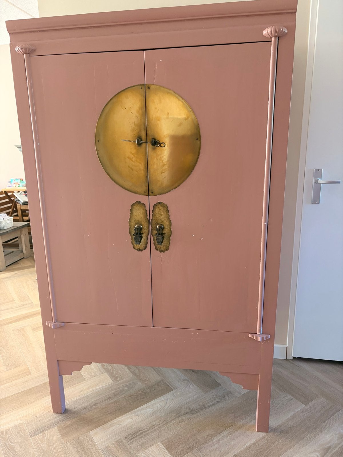 Antieke Chinese kast in blush roze met koperen beslag, Ophalen