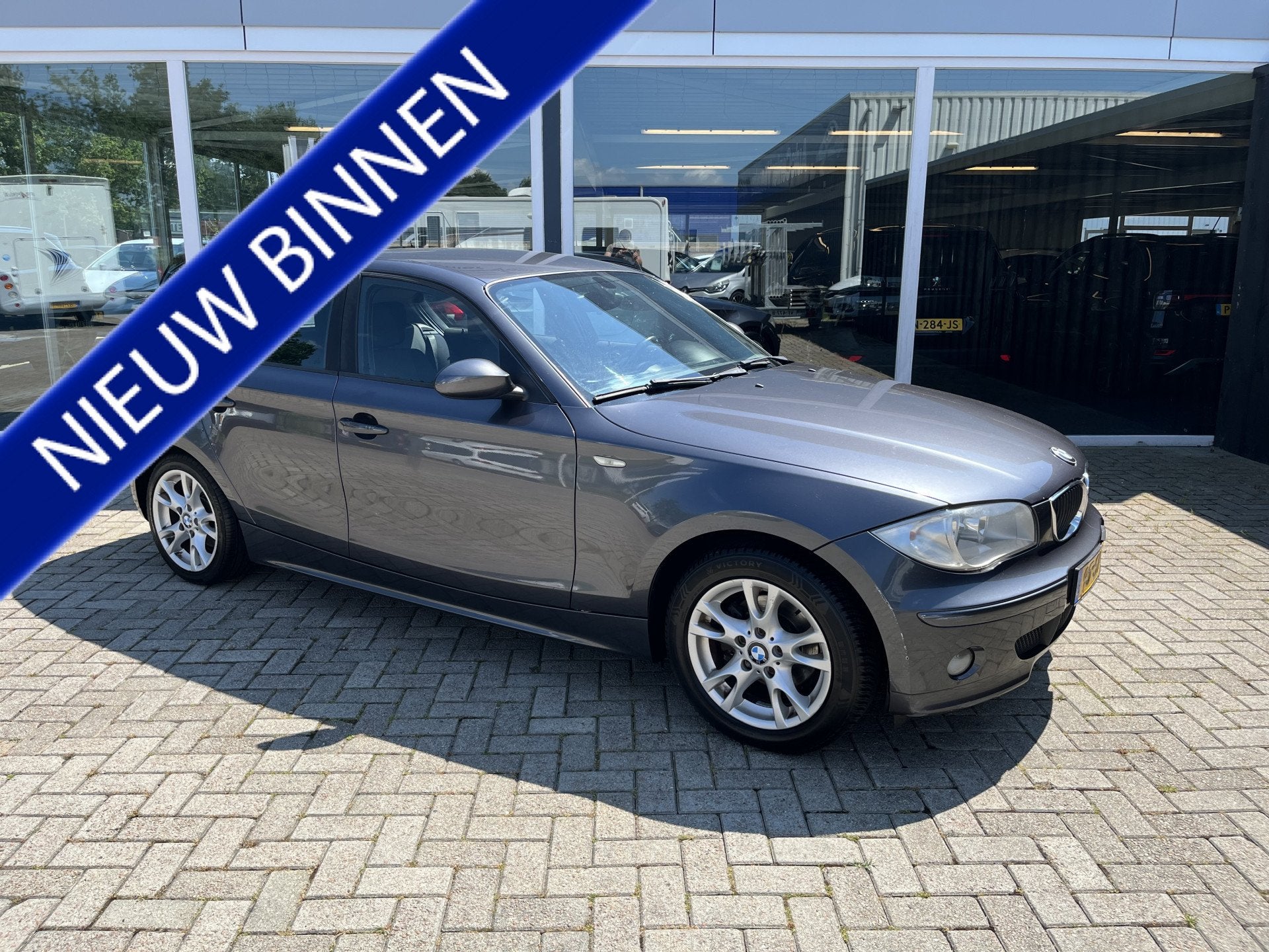 BMW 1-serie 118i Sportstoelen / Airco / Lmv (bj 2006), Auto's, 1-Serie, Achterwielaandrijving, 4 cilinders, Zilver of Grijs